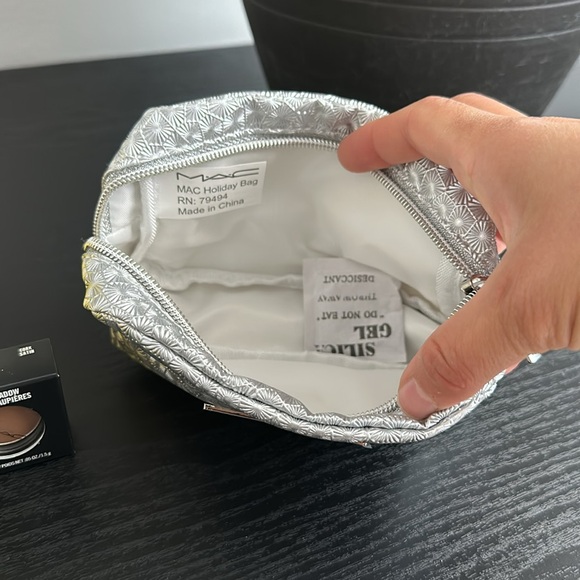 M.A.C. Make up bag , eyeshadow and magic extension - Picture 4 of 8